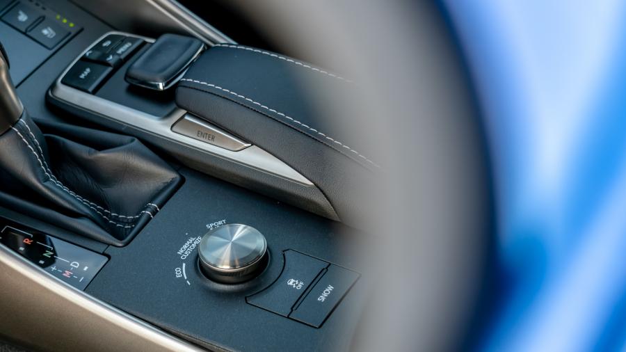 Детали интерьера Lexus IS350 F-Sport (XE30) 2016 года  (NA) (фото 26 из 32)
